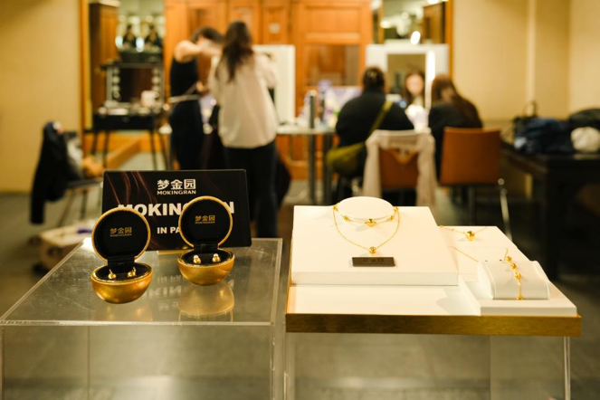 Mokingran illumine la Paris Fashion Week avec sa collection Highlight Moment une entrée remarquée sur la scène internationale Mokingran illumine la Paris Fashion Week avec sa collection Highlight Moment une entrée remarquée sur la scène internationale
