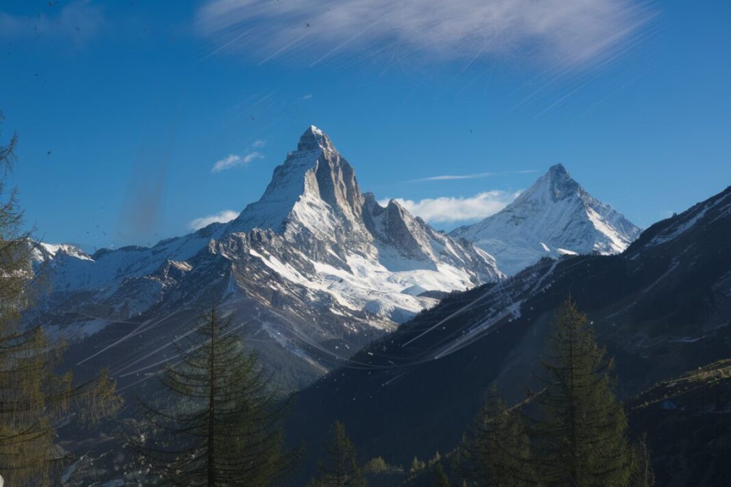 Séisme de magnitude 4,2 en Savoie et Haute-Savoie : ce qu'il révèle sur l'activité sismique alpine Paysage des Alpes avec un effet de tremblement pour illustrer le séisme.