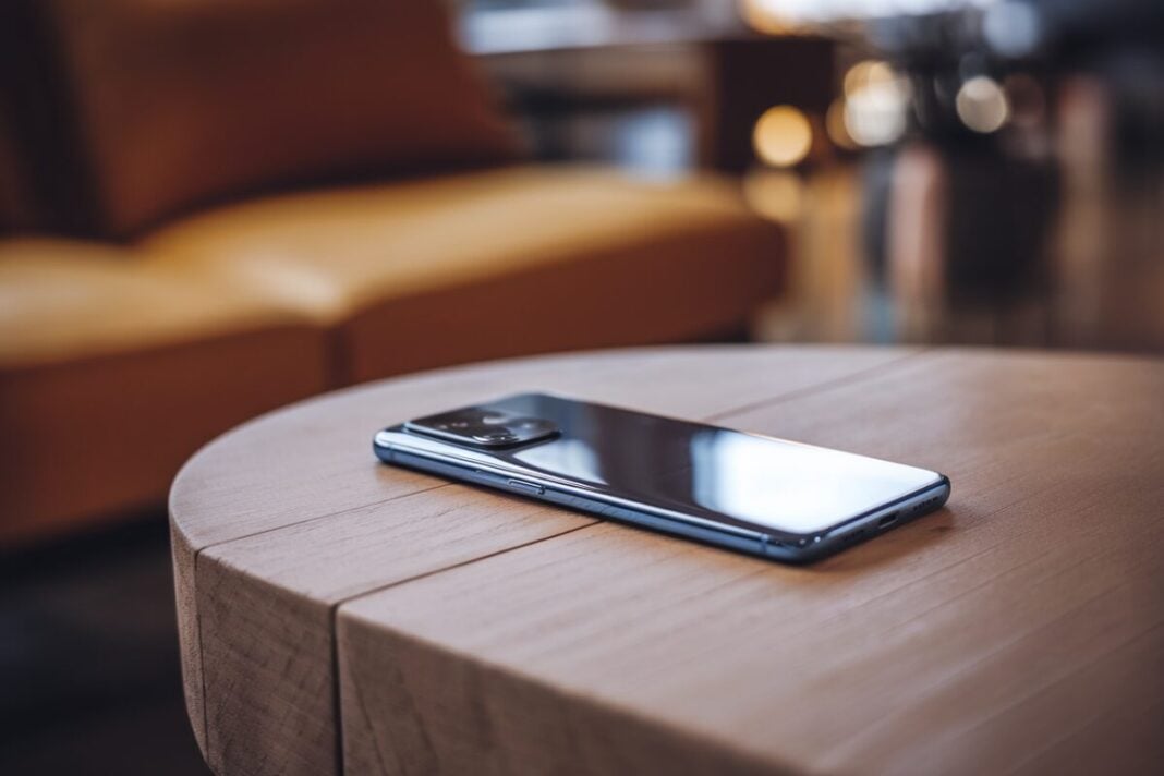 Smartphone moderne avec Snapdragon 8 Elite Smartphone moderne avec écran et caméra en avant