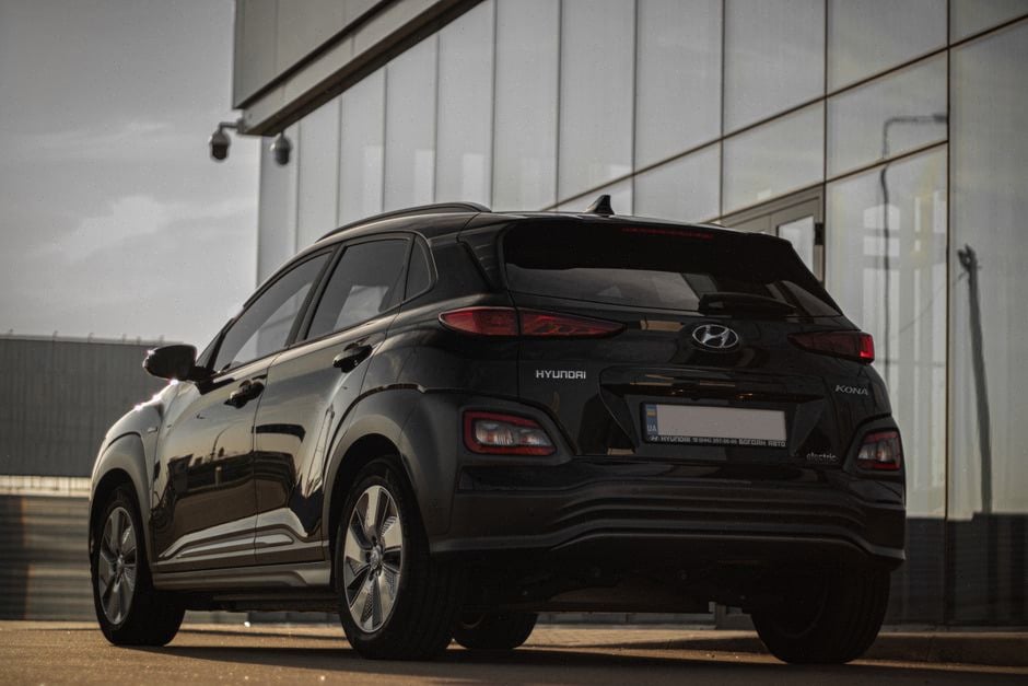 Hyundai Kona camouflé pendant des essais routiers en environnement urbain