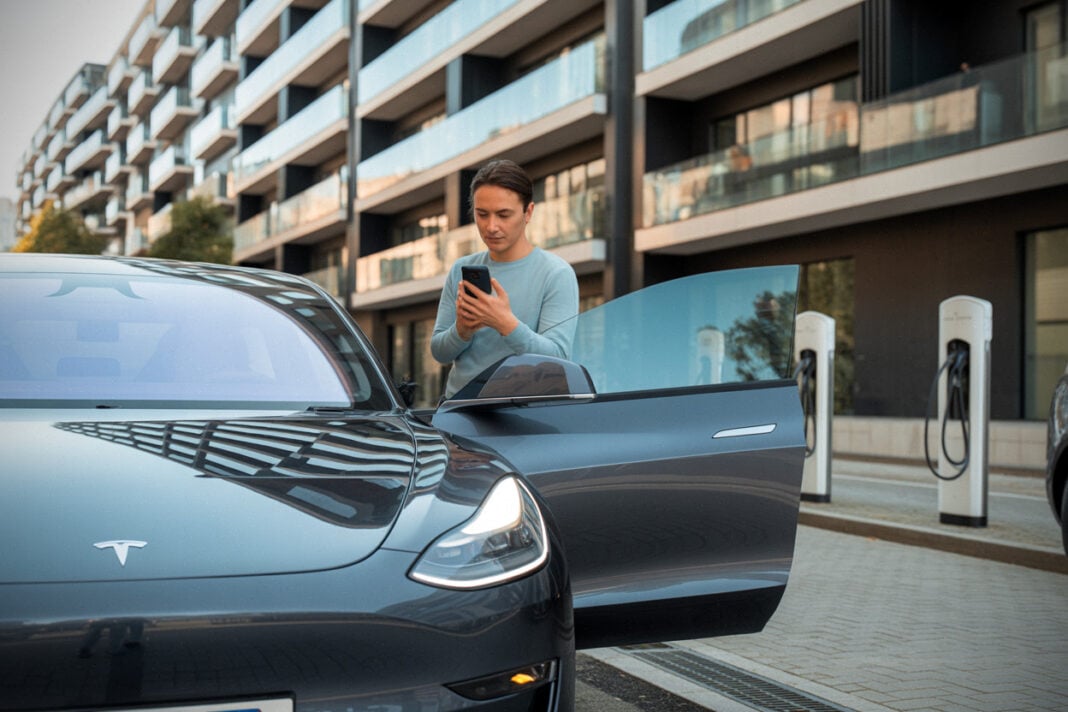 636b87ced00df0f0 Mise à jour estivale Tesla, fonctions à distance, interface ajustée, ce que les conducteurs doivent vérifier avant installation