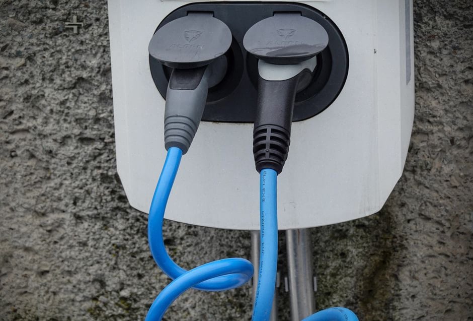 Borne domestique et câble de recharge pour véhicule électrique