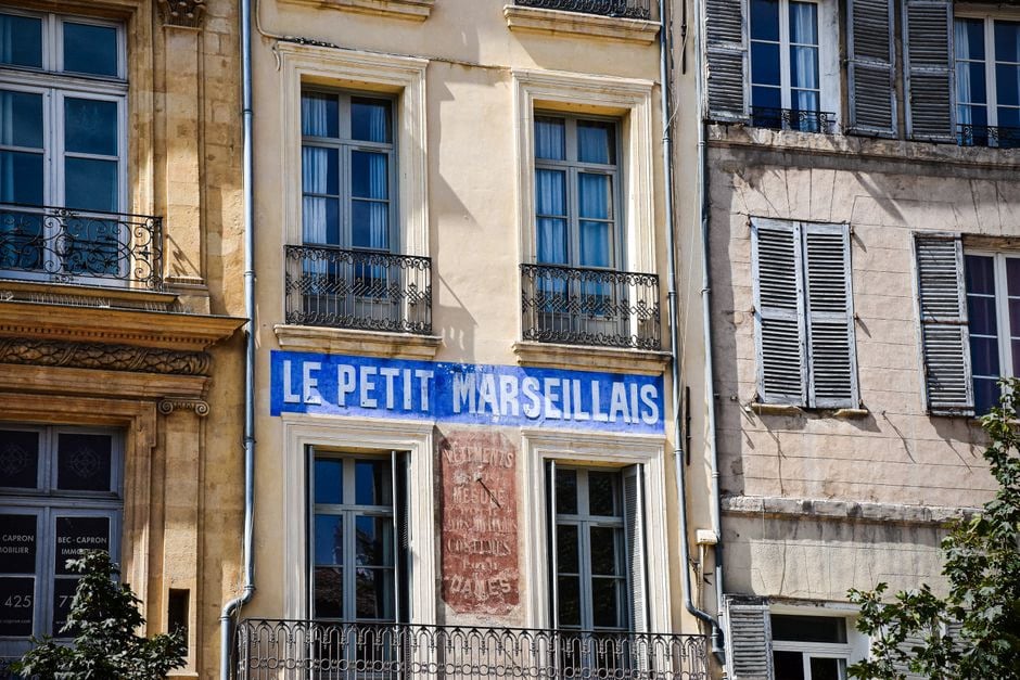 Acheteur comparant le prix d’une voiture électrique abordable en concession