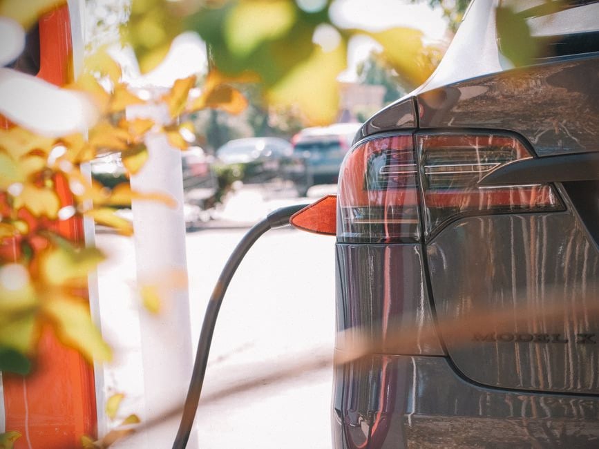 Recharge rapide d’une voiture électrique lors d’un trajet longue distance