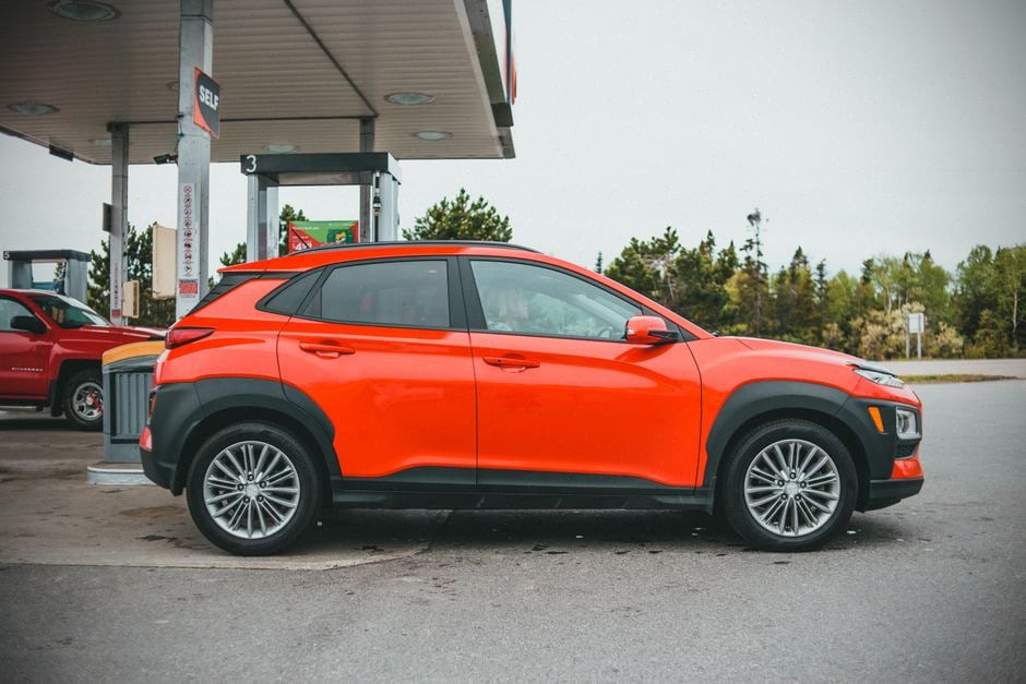 Recharge d'un SUV électrique Hyundai dans une station contemporaine urbaine