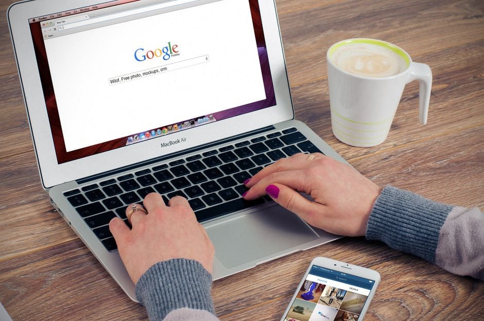 Équipe communication testant des images générées dans Google Docs