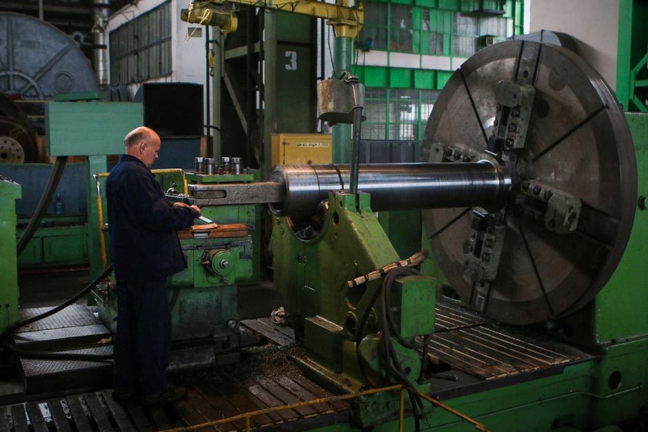 Techniciens inspectant un composant de tokamak pour fusion nucléaire