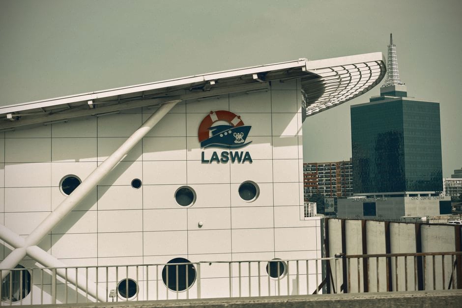 Méthanier de GNL près d’un terminal gazier européen moderne