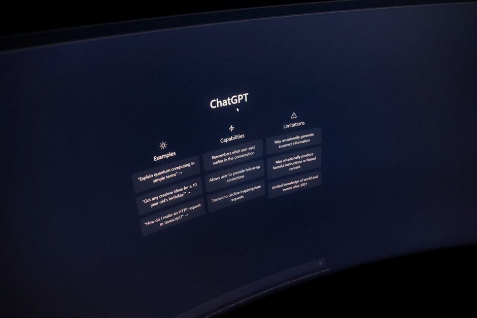 Chercheur analysant une indexation Google de conversations Claude AI