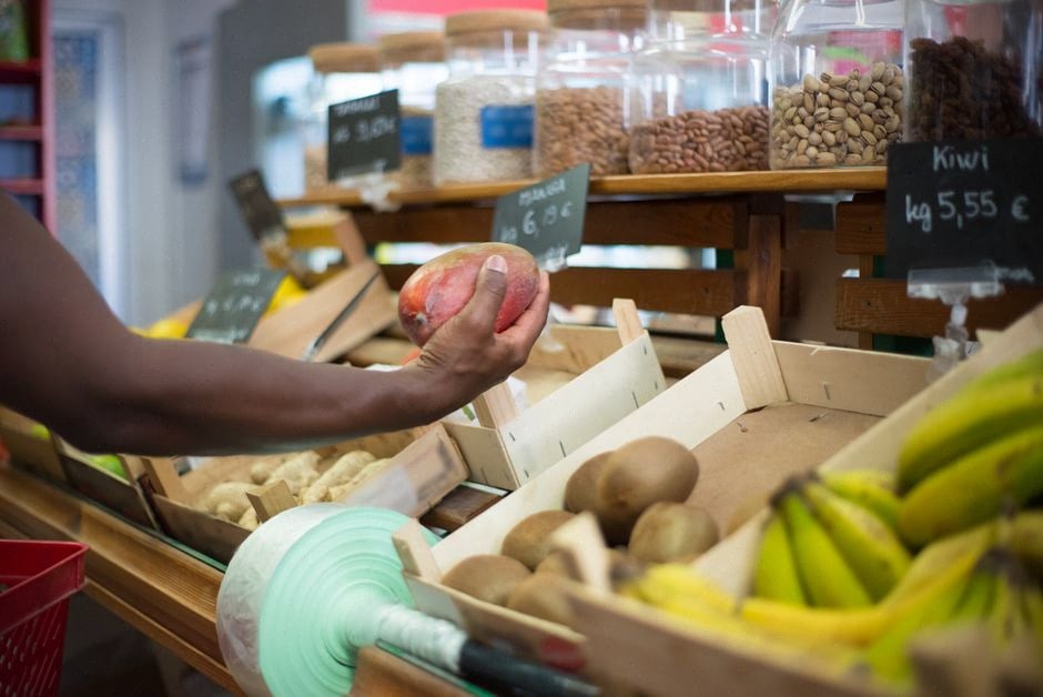 Client comparant les prix alimentaires dans un supermarché français