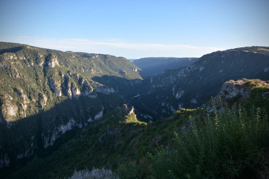 Habitants mobilisés près des paysages calcaires des Causses du Quercy