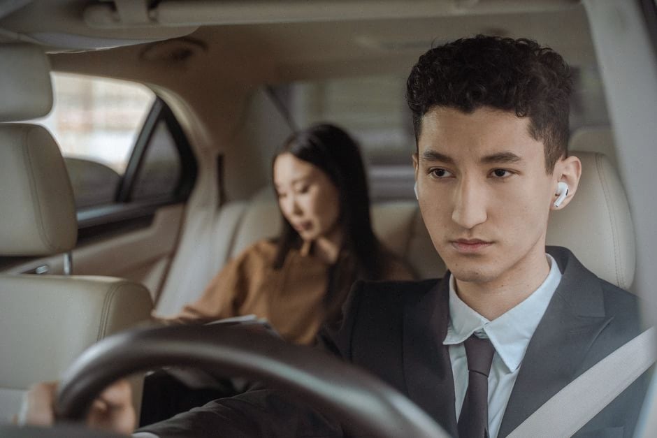 Chauffeur de taxi calculant le coût d’un véhicule électrique