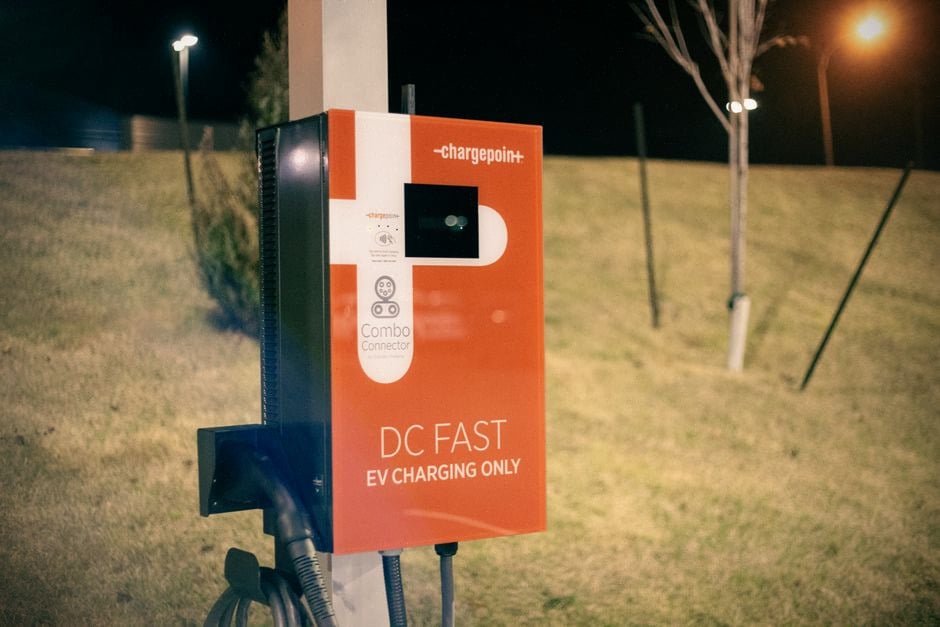 Station de recharge rapide sur autoroute pour voitures électriques