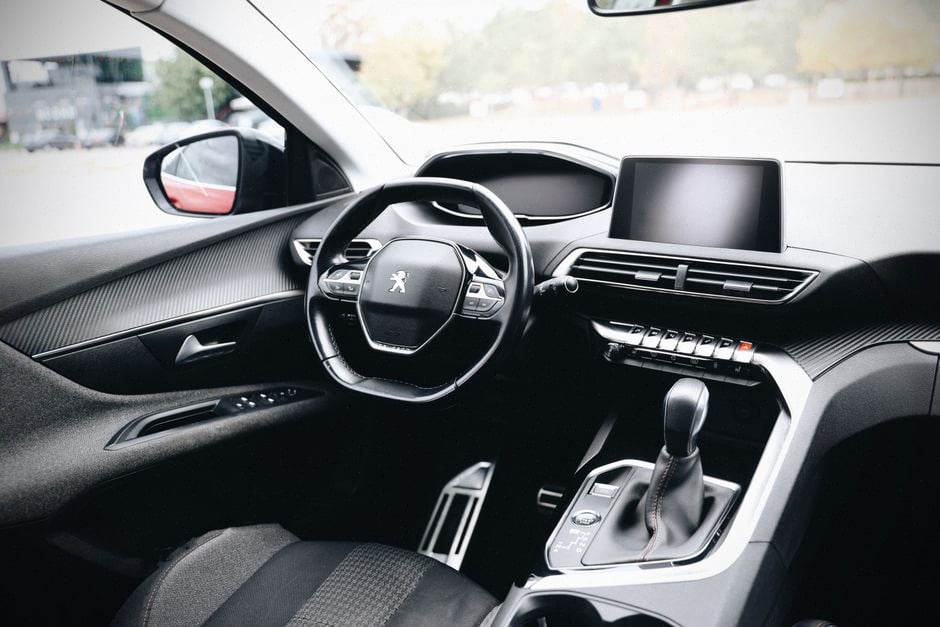 Usine automobile espagnole assemblant un SUV compact moderne