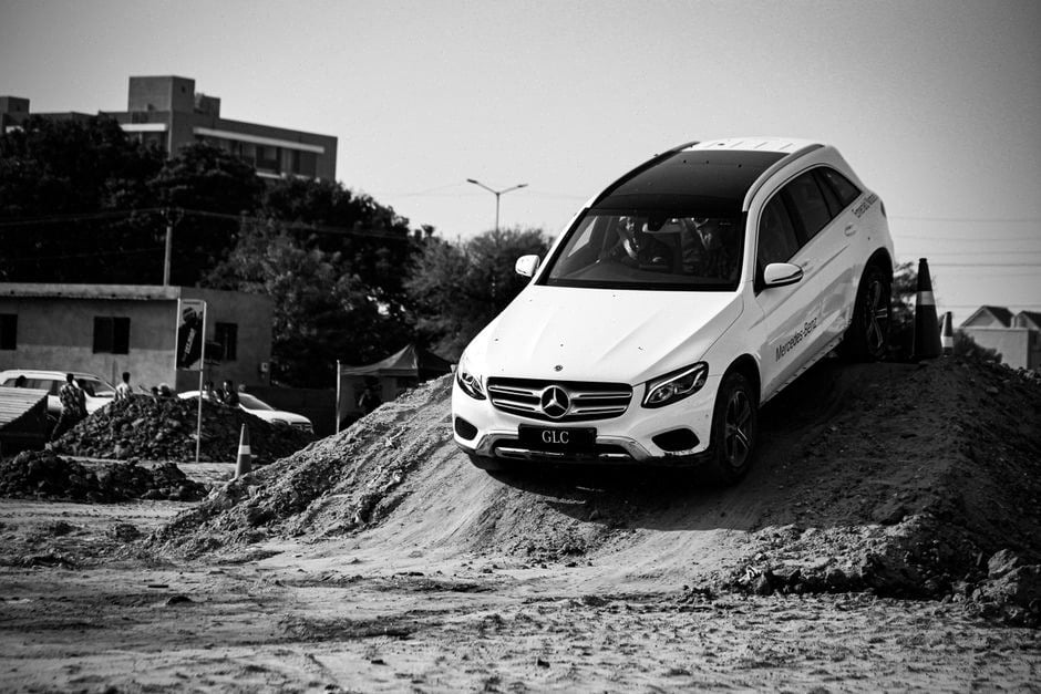 SUV électrique Mercedes GLC 2026 sur autoroute longue distance