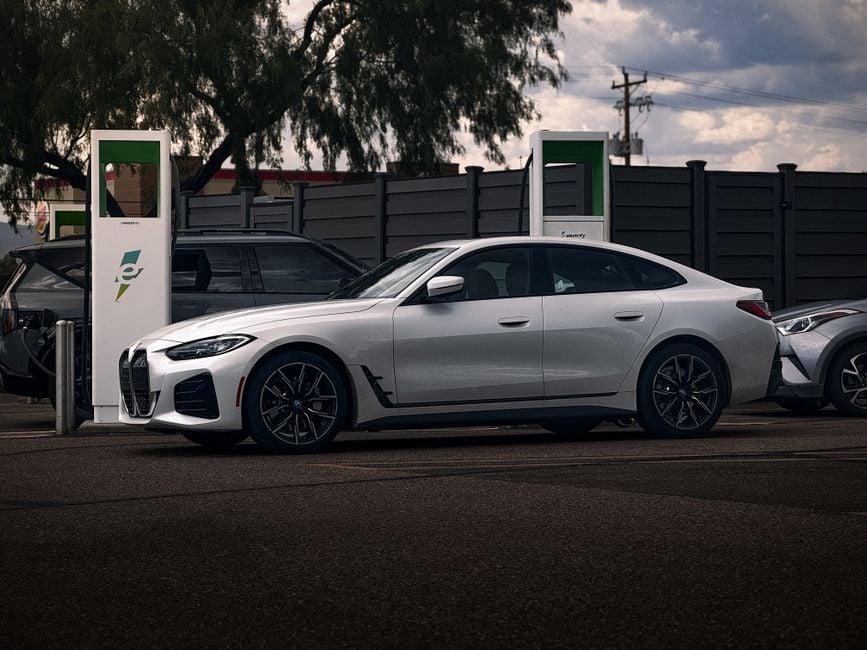 Recharge nocturne de voitures électriques dans un parking résidentiel