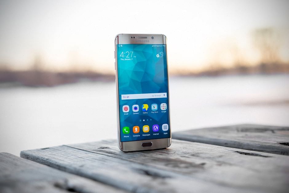 Smartphone Android utilisé pour accéder à un assistant IA mobile