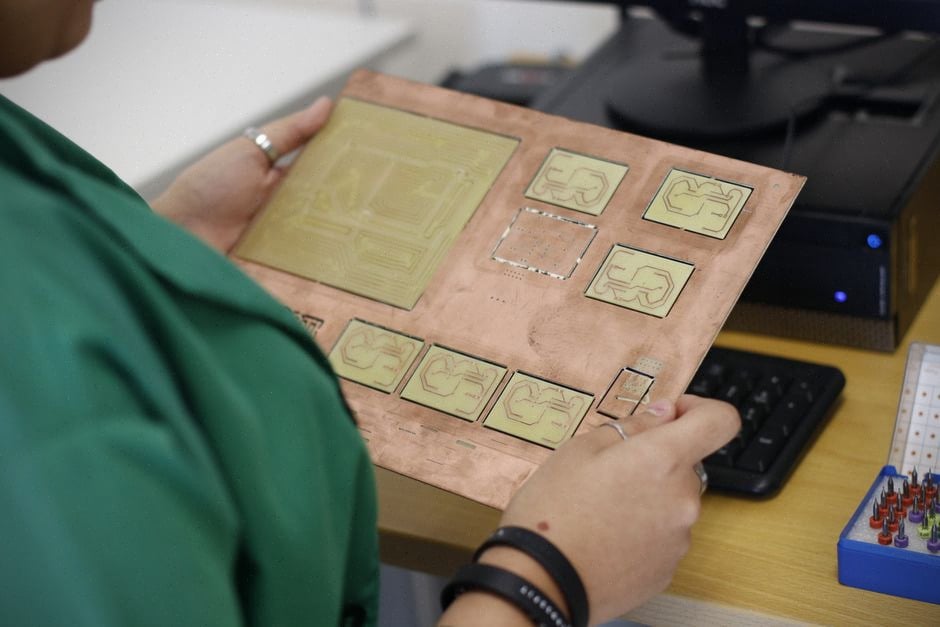 Ingénieurs inspectant un prototype de panneau solaire en laboratoire