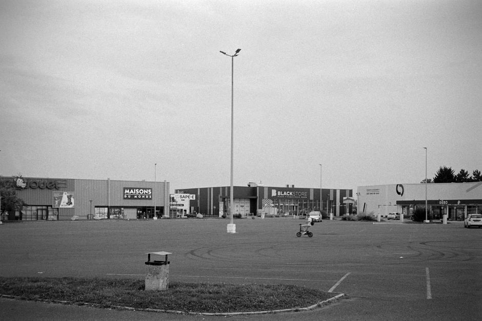 Parking français montrant la lente évolution du parc automobile