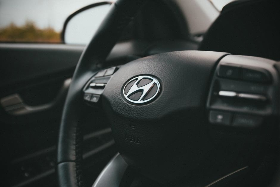 Ouvriers Hyundai près d’une ligne d’assemblage de véhicules électriques