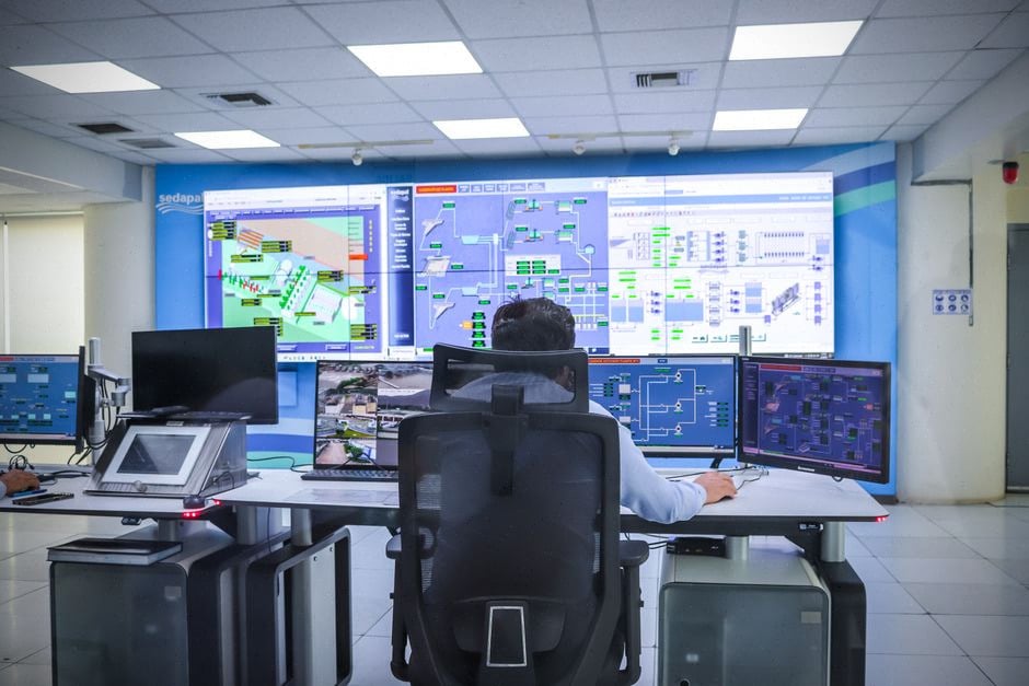 Techniciens EDF surveillant une centrale nucléaire lors d'une canicule