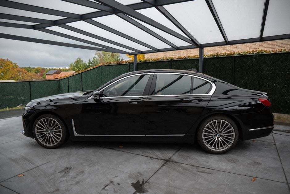 Panneaux photovoltaïques intégrés au toit d’une voiture électrique premium