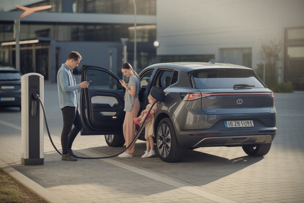64cd5712b3778c71 2026, 500 km d'autonomie, SUV familial et recharge simple, ce que Tesla Model Y et Renault Scenic confirment désormais