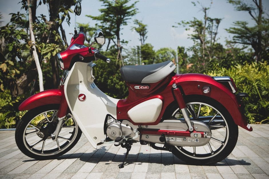 Mini voiture électrique comparée à un scooter premium Honda SH