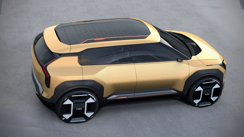 Famille chargeant le coffre du Kia EV3 électrique compact