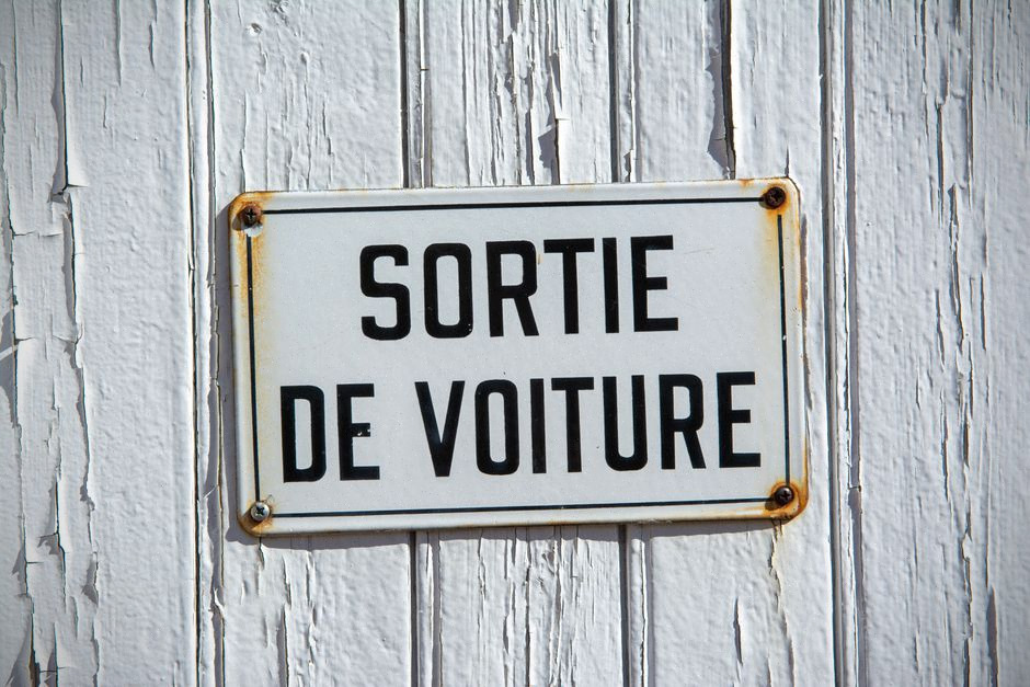 Tableau de bord affichant la consommation d’une voiture électrique
