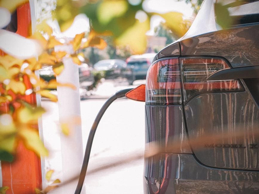 Citadines électriques en recharge dans une rue européenne moderne