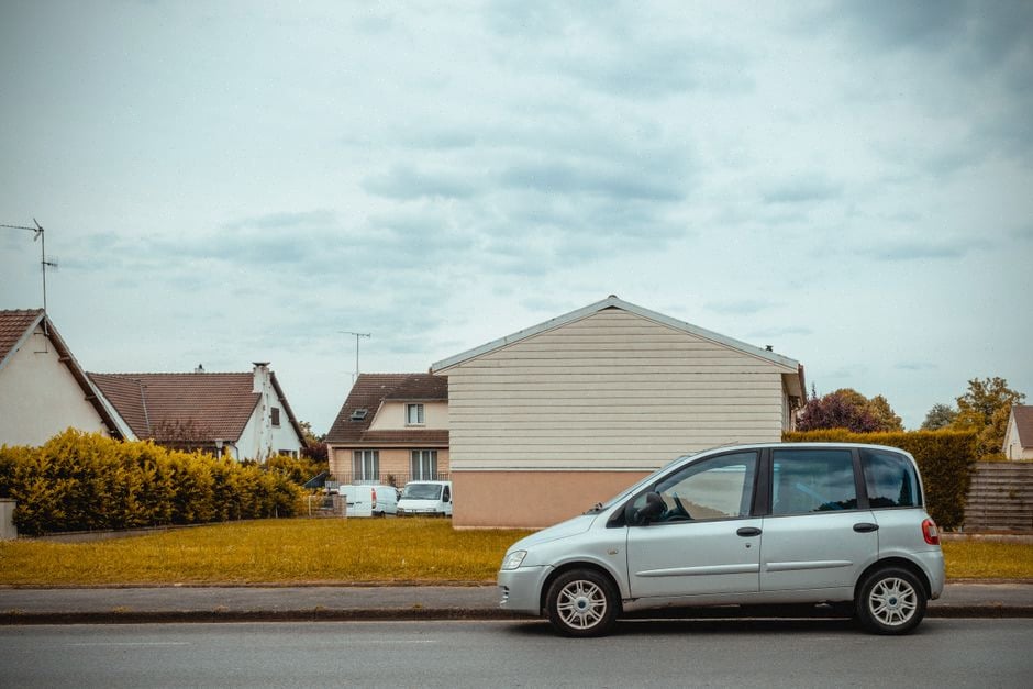 Citadine essence européenne présentée avec une remise en concession