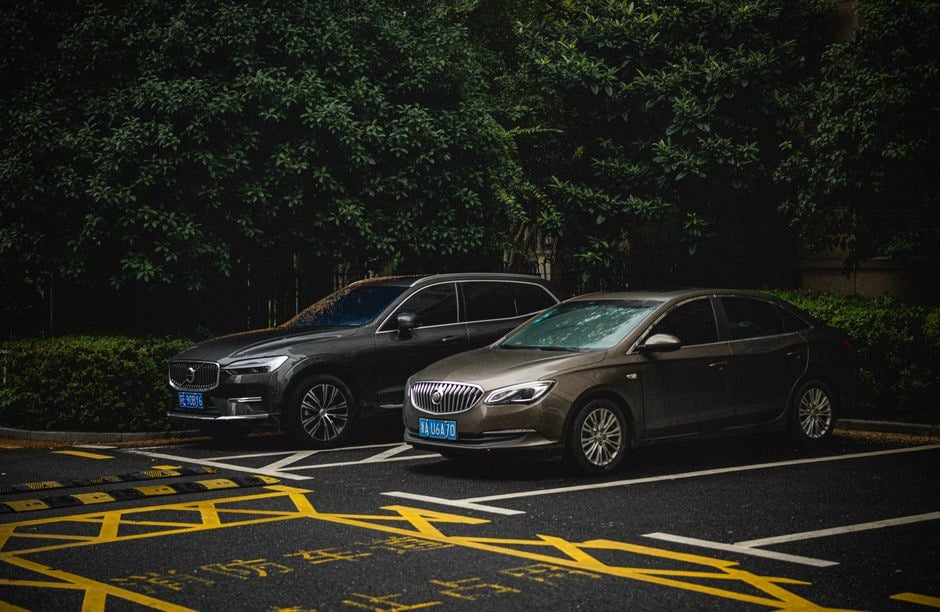 Acheteurs chinois comparant des SUV électriques connectés en concession