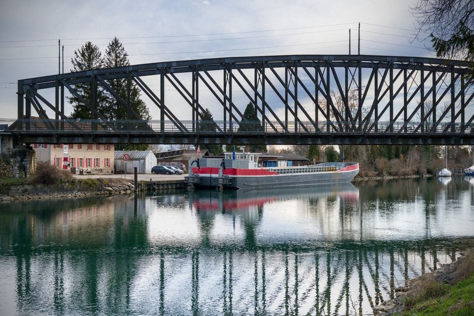 Barge sur le Rhin ralentie par les basses eaux