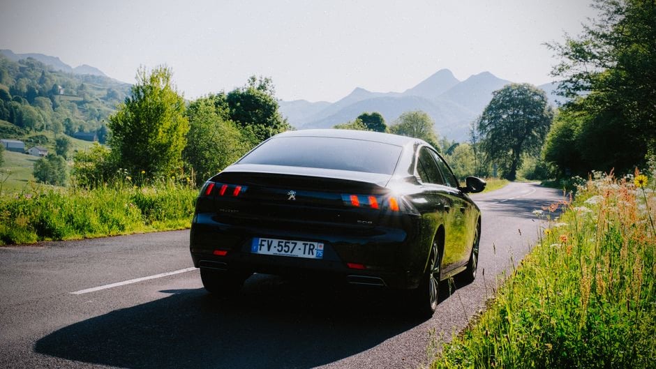 Berline électrique en essai WLTP sur route contemporaine