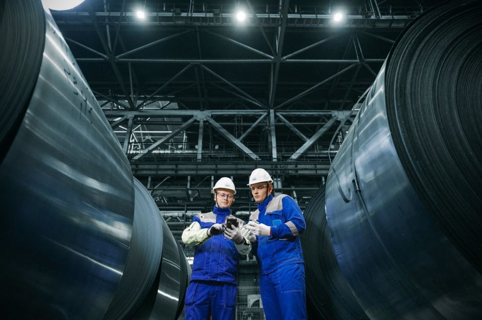 Technicien inspectant une charge utile destinée au lanceur Ariane 6