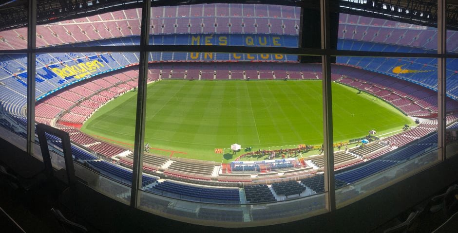 Supporter utilisant une assistance IA dans un stade de football moderne