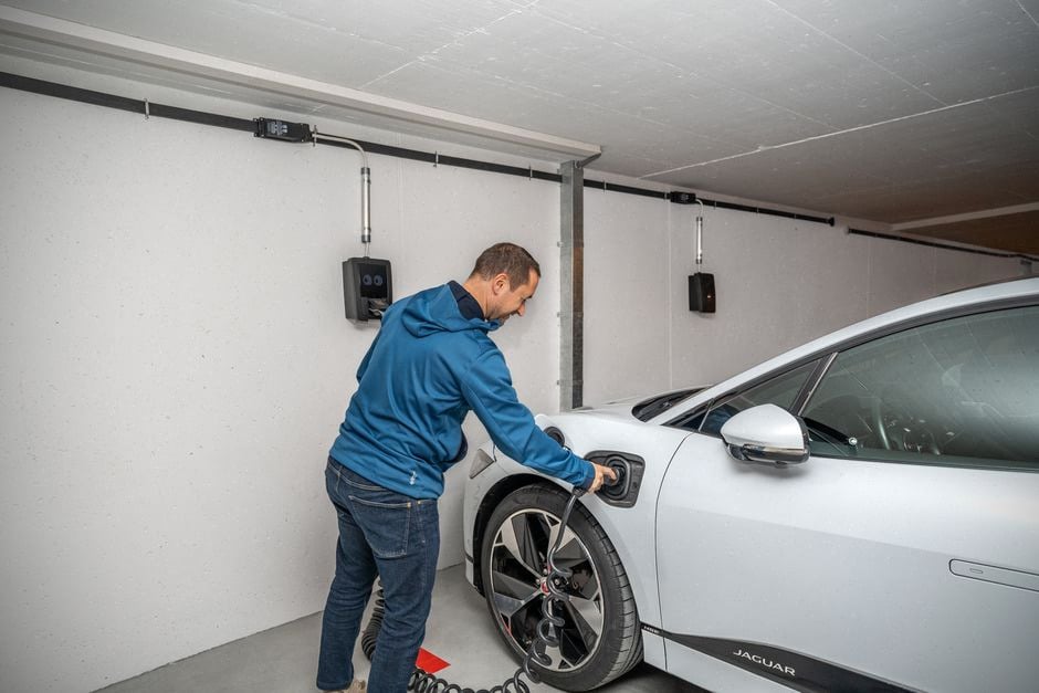 Recharge rapide d’une citadine électrique lors d’un trajet longue distance