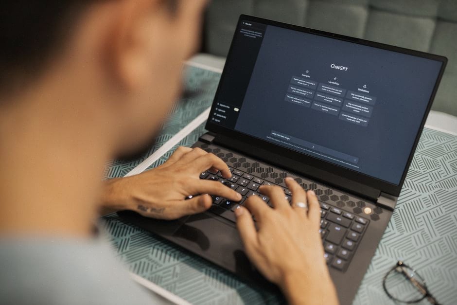 Interface Copilot unifiée utilisée sur ordinateur dans un bureau contemporain