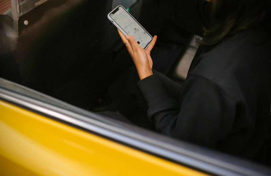 Automobiliste comparant les tarifs de recharge sur application mobile