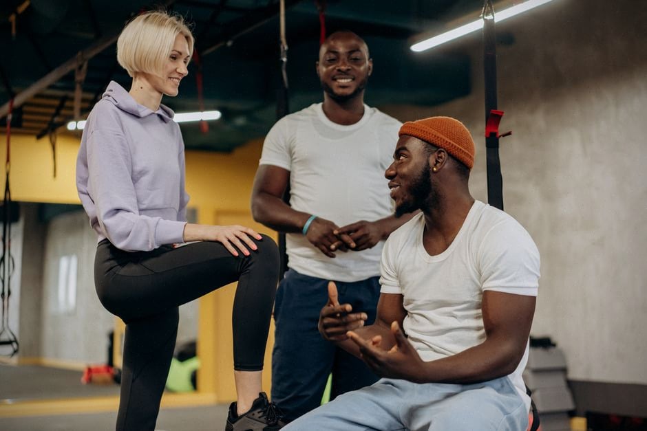 Équipe média sportive utilisant Google Pixel dans un centre d’entraînement