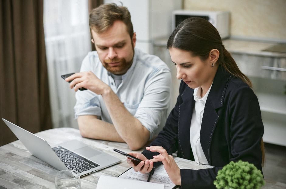 Épargnant consultant le taux du Livret A sur smartphone