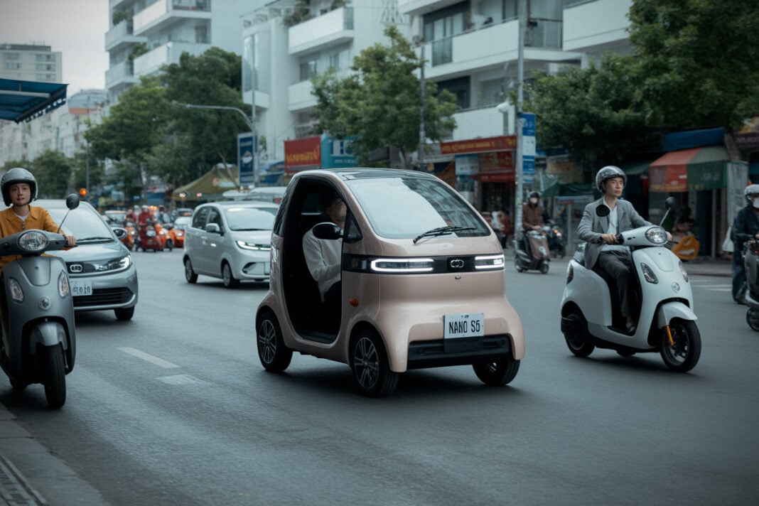 e5bd453bb34d1cff Nano S05 testée au Vietnam, mini voiture électrique au prix d'un Honda SH, ce duel urbain inattendu surprend les scooters