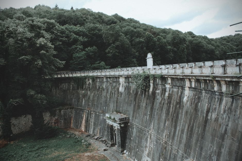 Barrage hydraulique avec réservoir bas après une période sèche