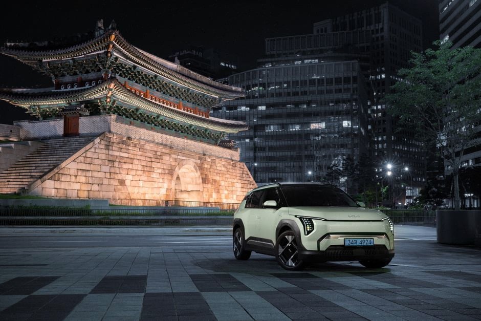 SUV électrique Kia EV3 roulant en zone périurbaine moderne