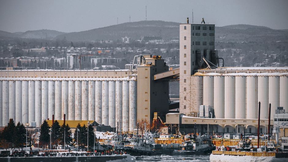Pevek en hiver avec infrastructures énergétiques et port arctique isolé