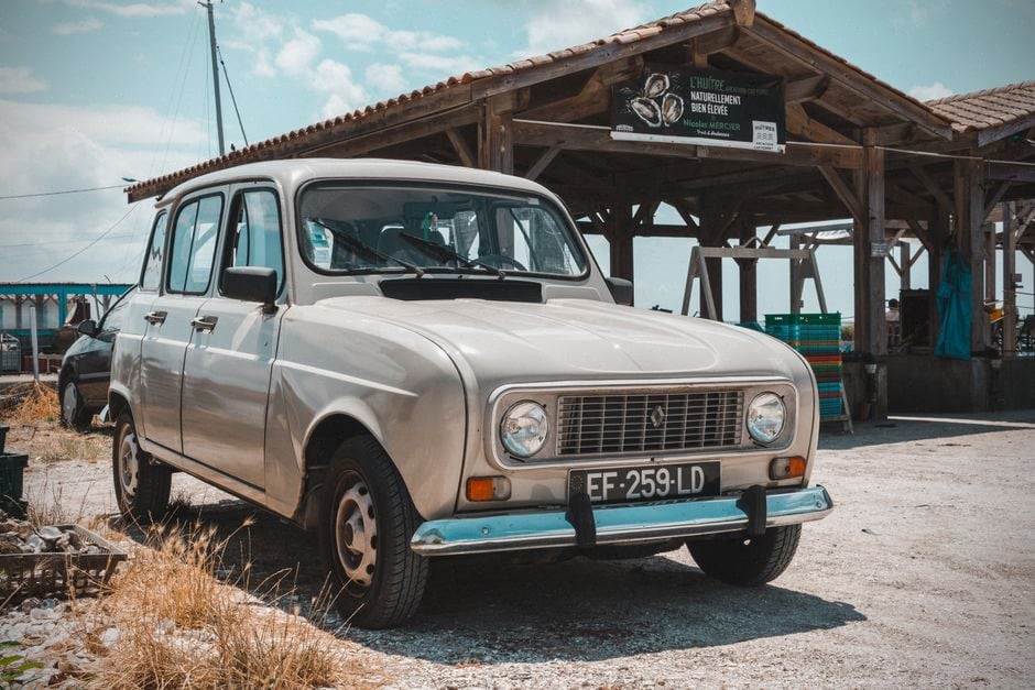 Acheteur comparant le devis d’une Renault 5 électrique en concession