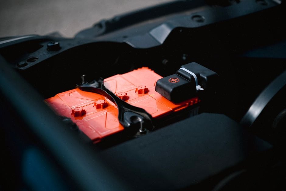 Acheteurs consultant l’état de batterie d’une voiture électrique d’occasion