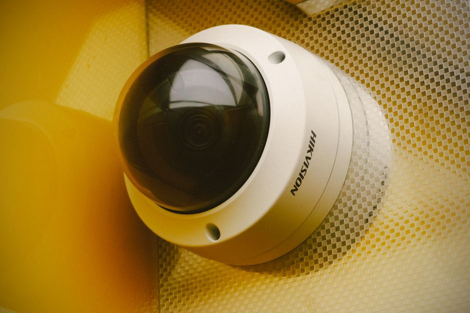 Salle de contrôle surveillant des installations solaires distribuées