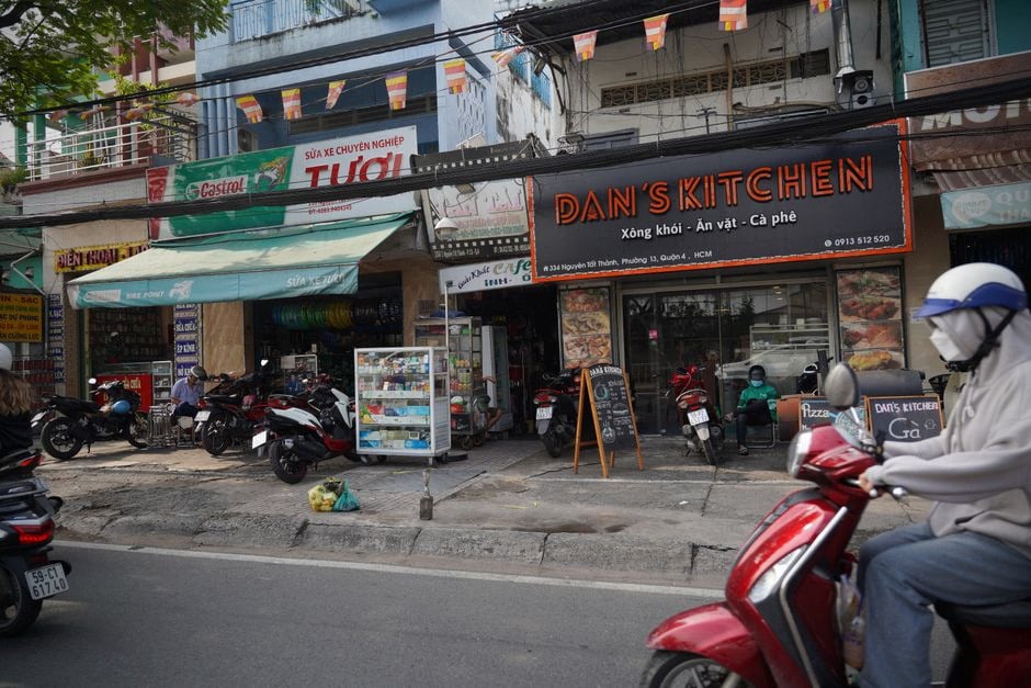 Mini-voiture électrique abordable dans une rue vietnamienne dense